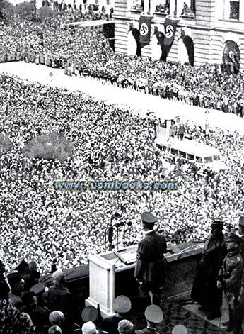 Adolf Hitler in Wien 1938